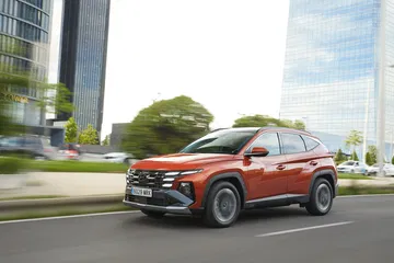 El Hyundai Tucson 2024 en movimiento, mostrando su perfil robusto y aerodinámico.