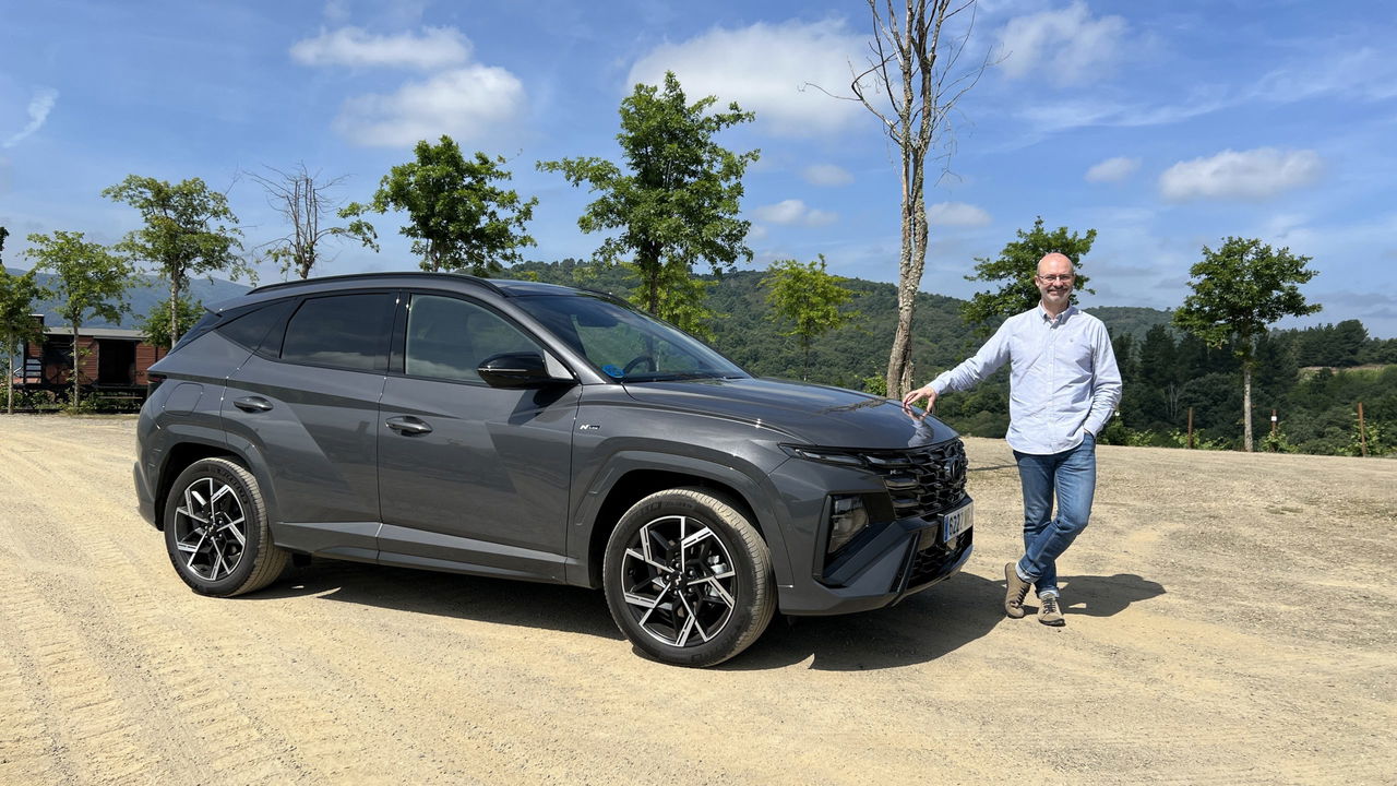 Nueva generación del Hyundai Tucson luciendo un diseño lateral robusto y elegante.