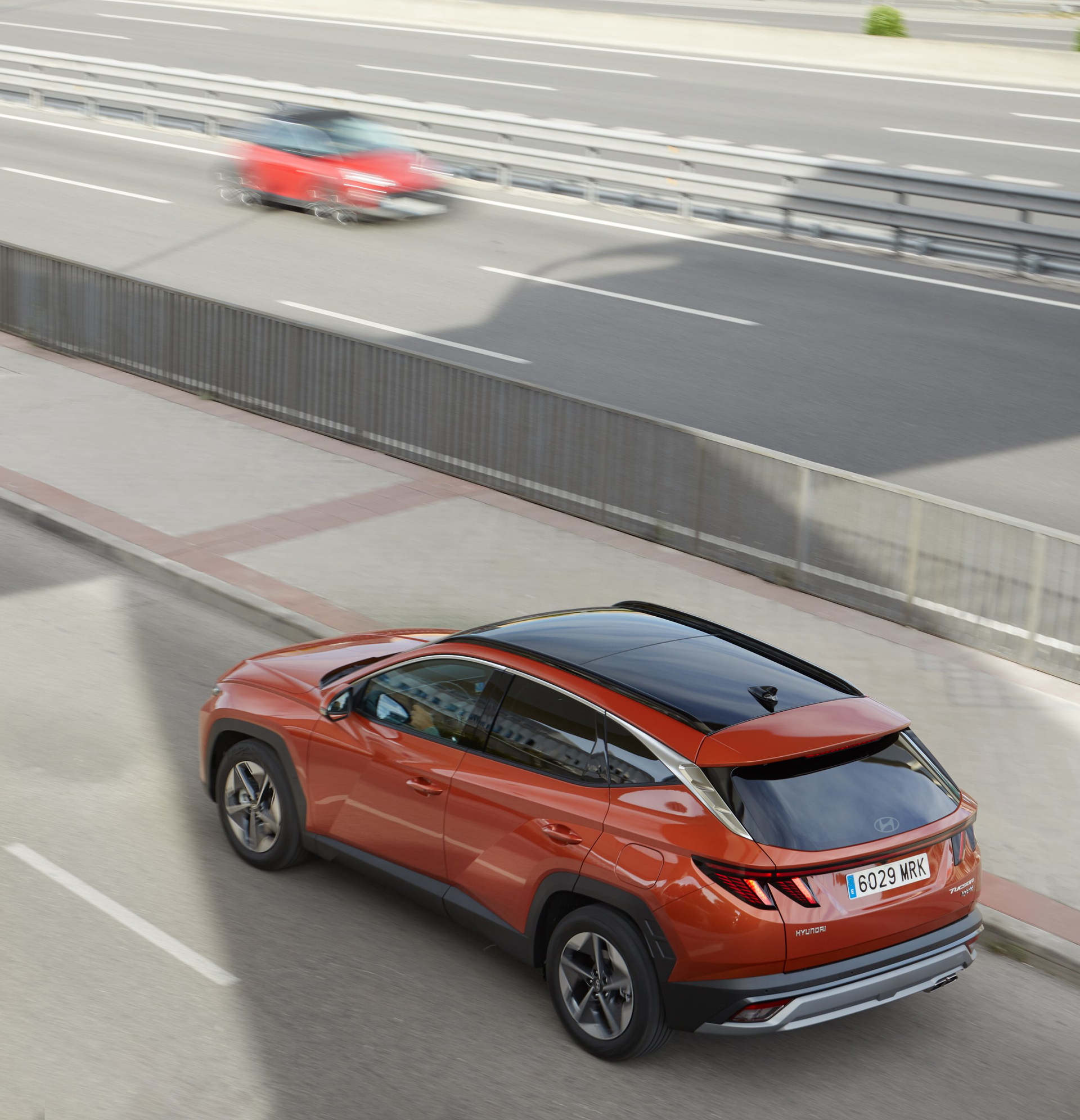 Vista lateral en movimiento destacando su diseño aerodinámico