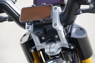 Vista cercana del panel de instrumentos de la BMW CE 02.