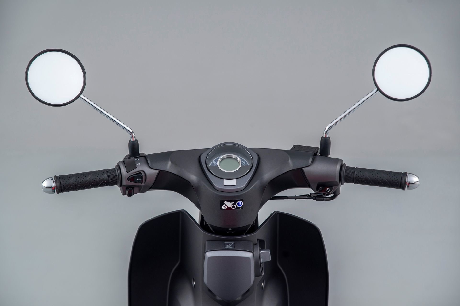 Vista detallada de los mandos e instrumentos de la Honda Super Cub 125.