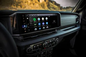 Pantalla táctil avanzada en Jeep Wrangler 2024, esencia todoterreno con tecnología de punta.