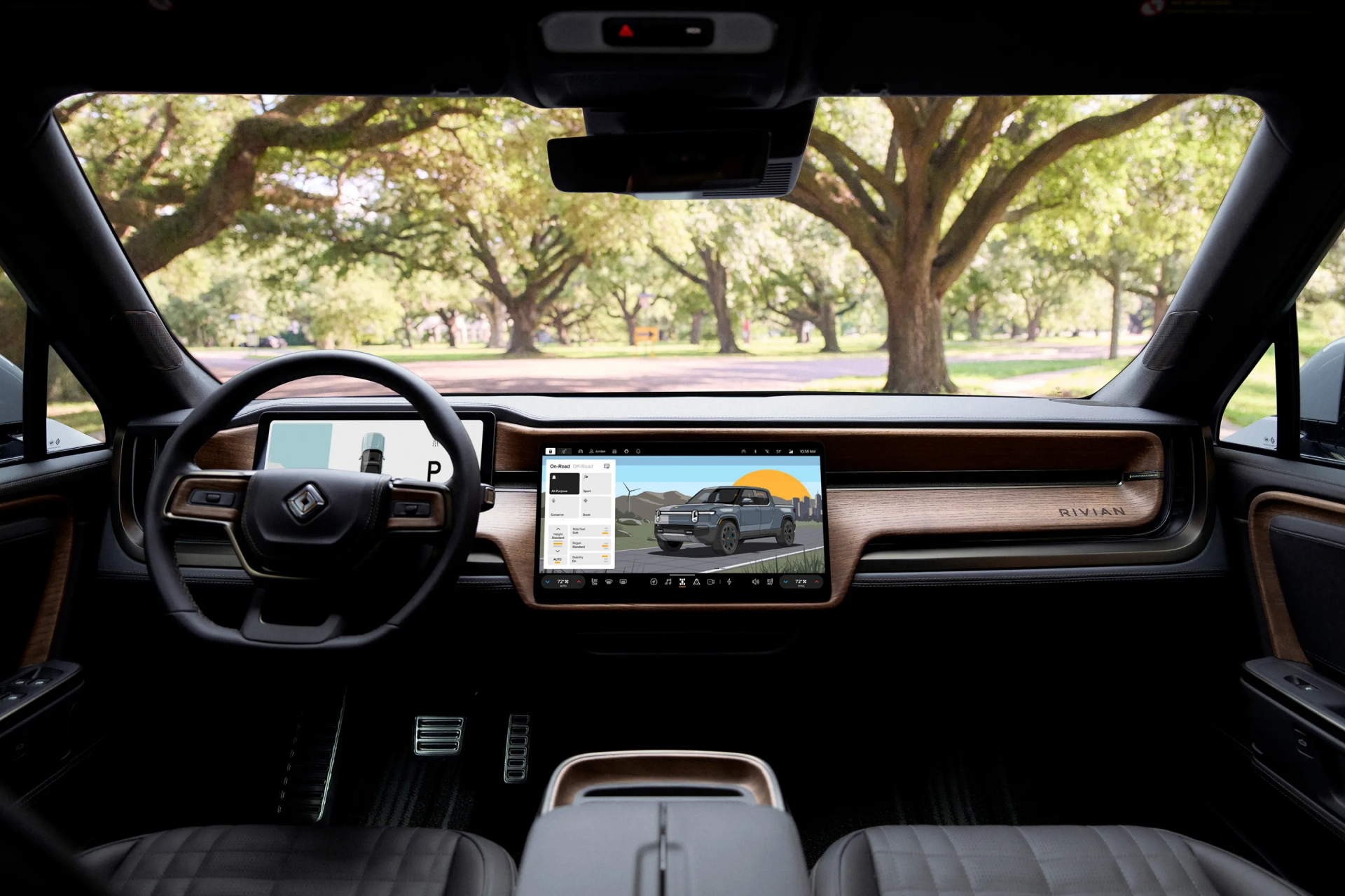 Vista frontal del habitáculo del Rivian R1T, mostrando diseño y tecnología.