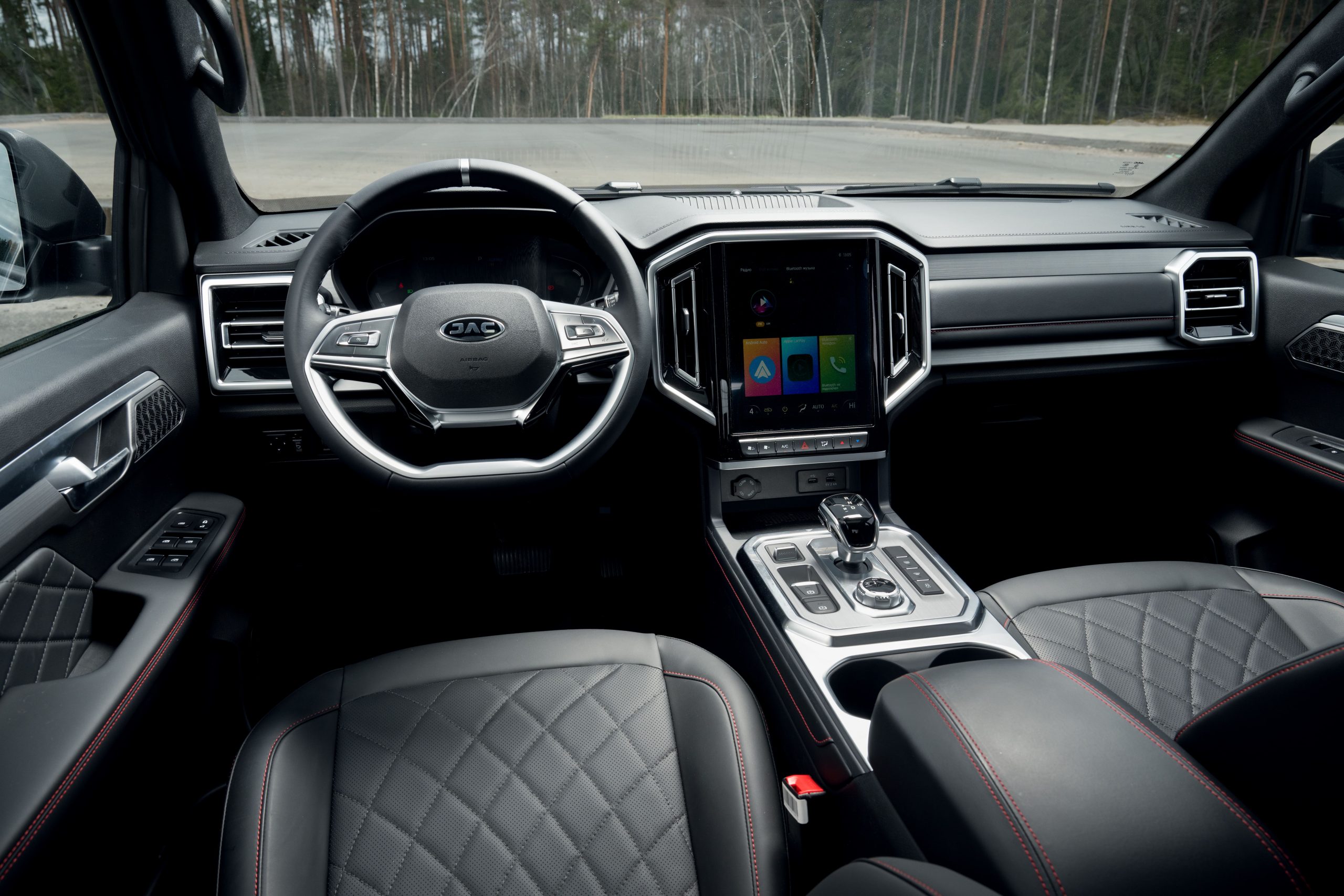 Cabina del JAC T9 con acabados en cuero y tecnología actualizada