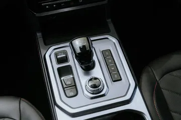 Vista cercana de la consola central del JAC T9, destacando su elegancia y funcionalidad
