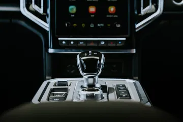 Vista del sistema de infoentretenimiento y palanca de cambios del JAC T9.