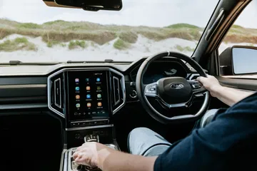 Vista del habitáculo del JAC T9 destacando la consola central y el volante.