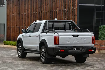 Vista trasera y lateral del JAC T9, exhibiendo su robustez y diseño.