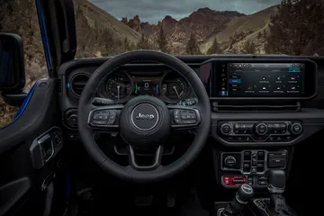 Cabina Jeep Wrangler 2024 con enfoque en volante y consola
