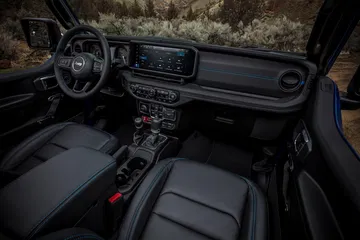 Vista del habitáculo del Jeep Wrangler, robustez y funcionalidad