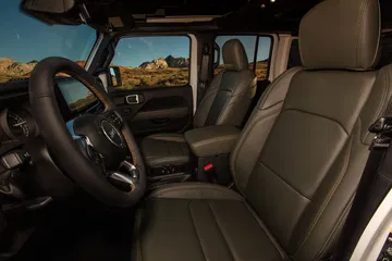 Vista lateral del habitáculo del Jeep Wrangler, robustez y confort.