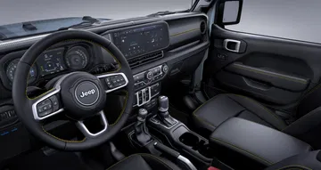 Un vistazo al habitáculo del renovado Jeep Wrangler, robustez y funcionalidad.