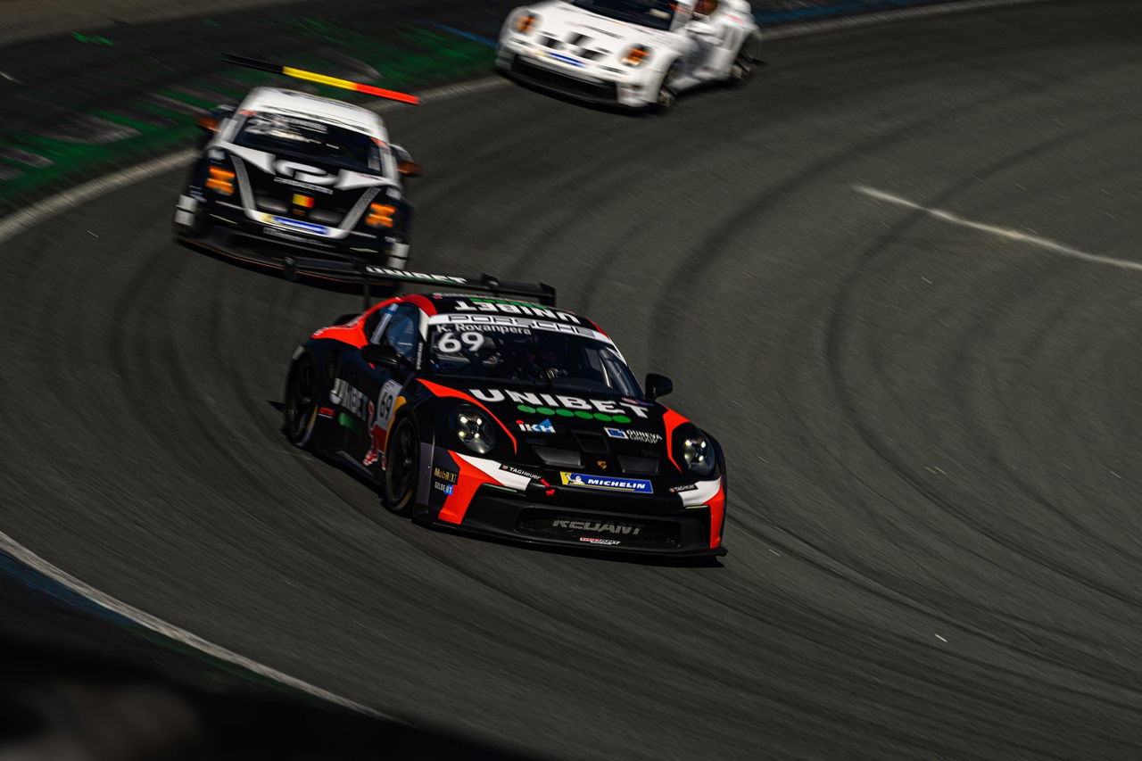 Kalle Rovanperä al volante del Porsche en la Benelux Cup