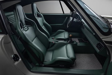 Vista interna destacando elegantes asientos deportivos del Porsche 911 ST.