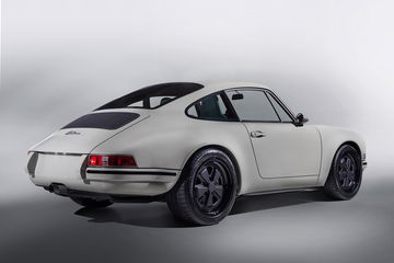 Porsche 911 con rasgos del raro 911 ST, estilizado y deportivo.