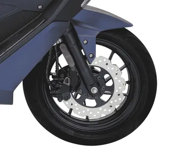 Vista cercana de la rueda delantera del scooter Keeway Vieste 125.