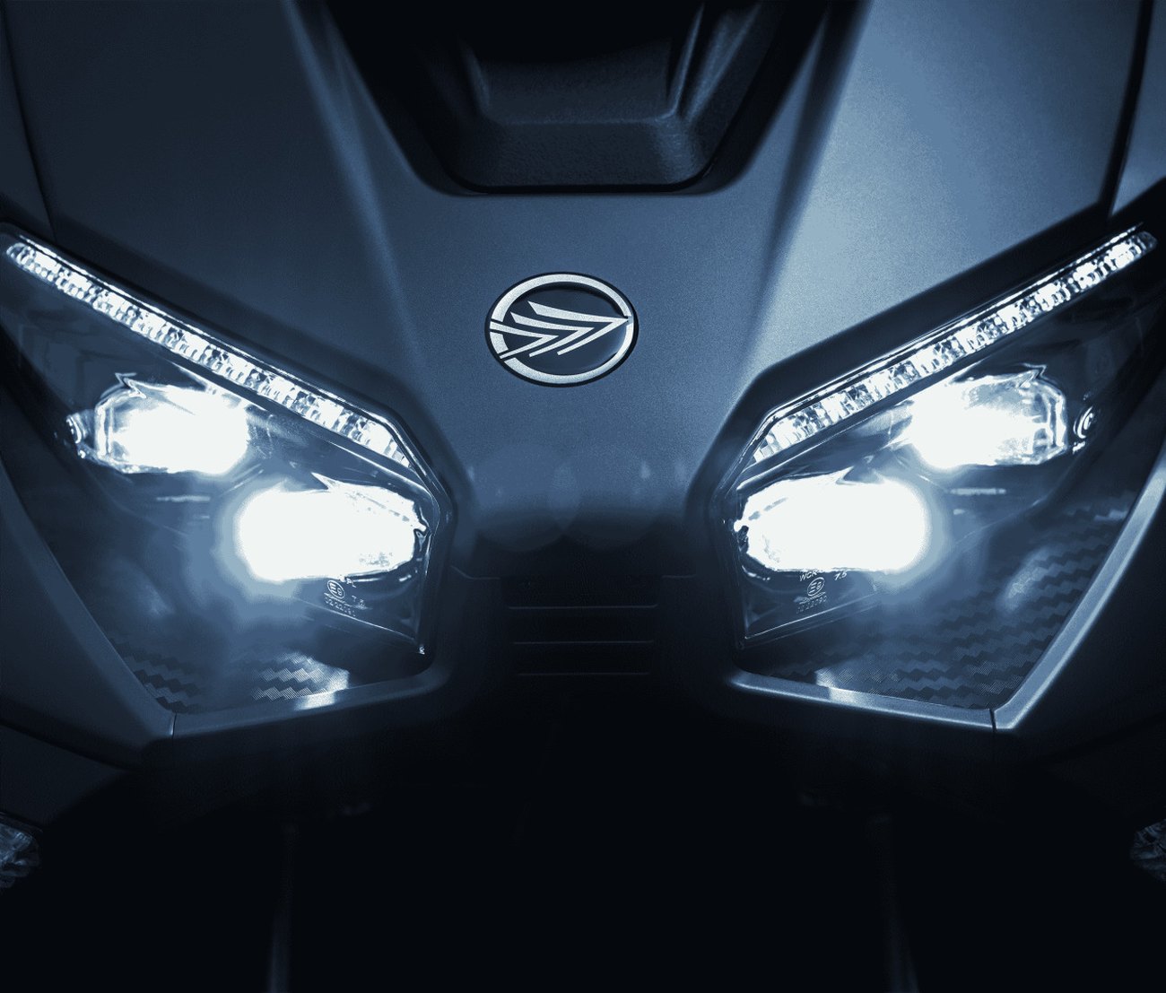 Vista frontal detallada de la Keeway Vieste 125 con luces LED encendidas