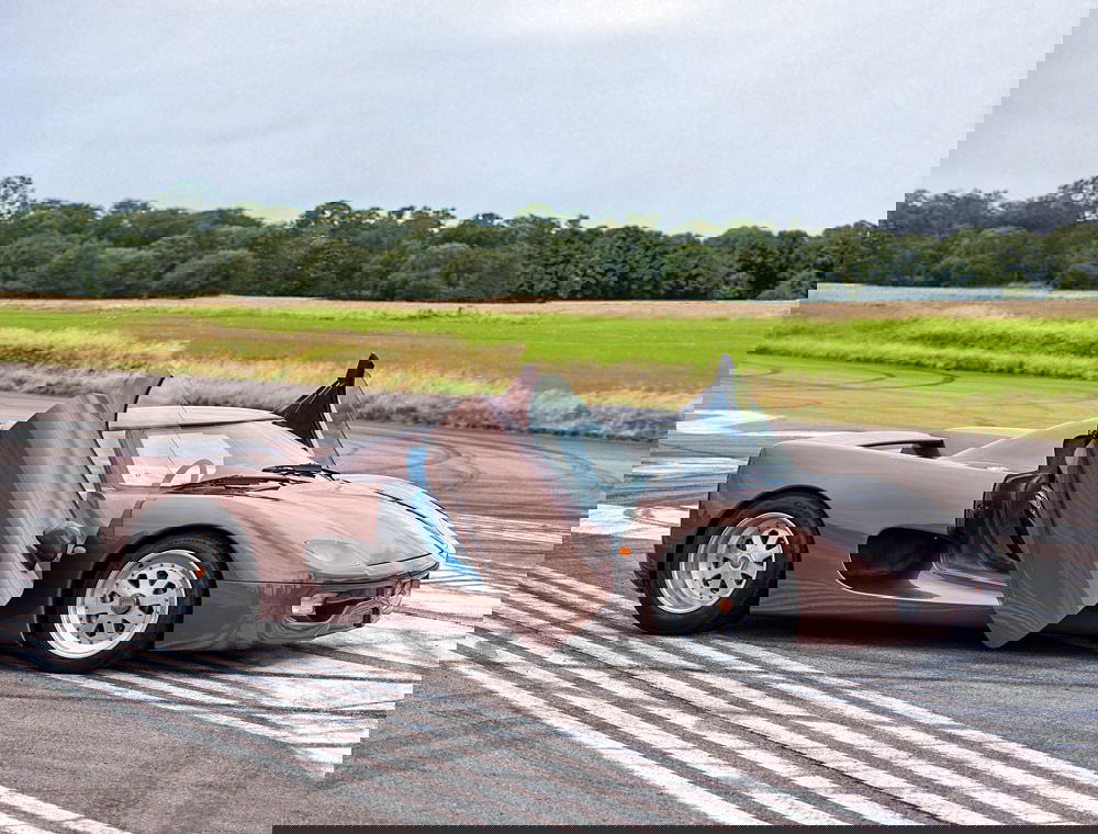 Vista lateral del prototipo Koenigsegg CC con puertas abiertas