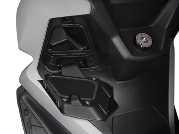 Compartimento de almacenamiento innovador en la Kymco Sky Town 125 ABS.