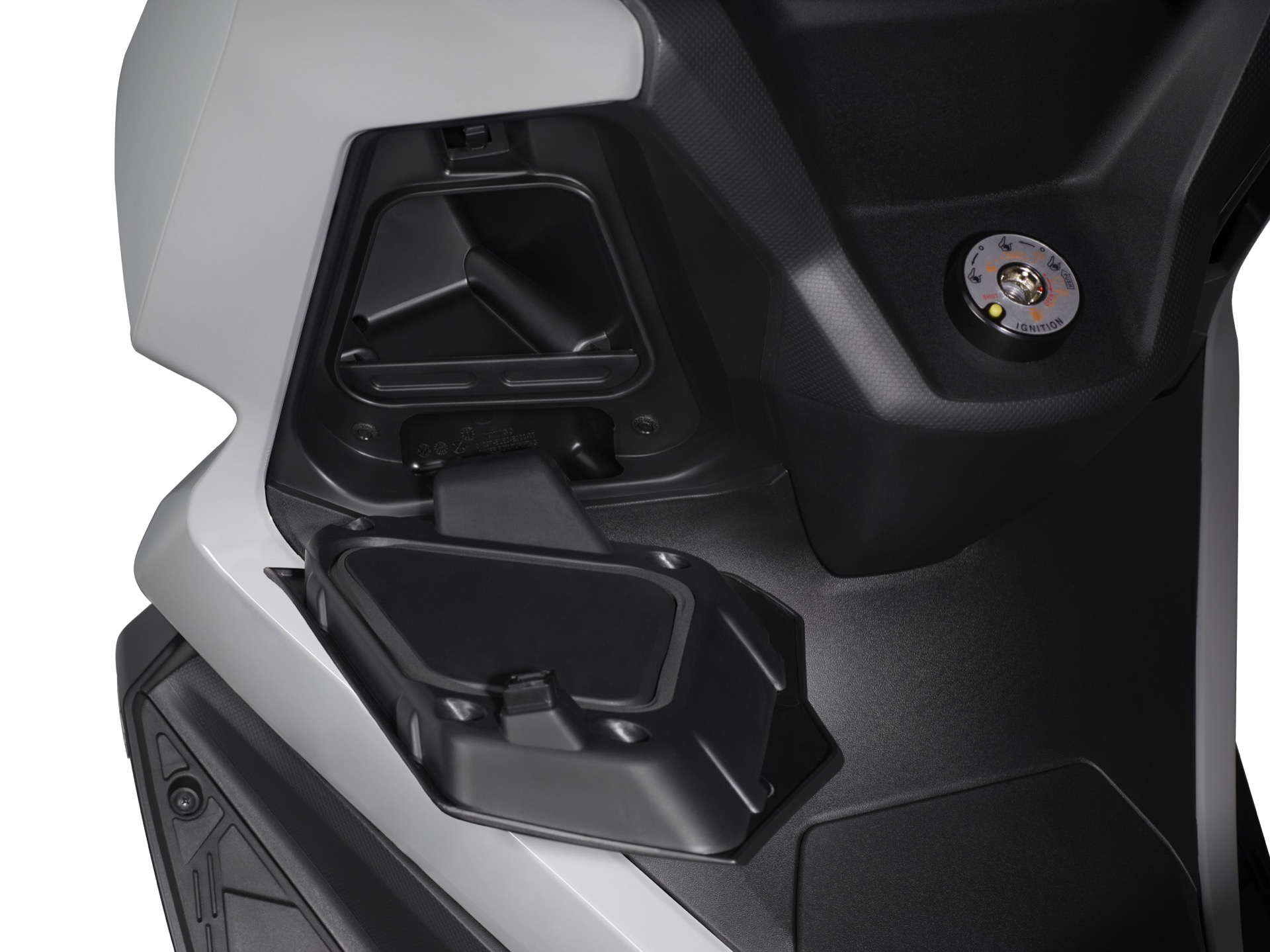 Compartimento de almacenamiento innovador en la Kymco Sky Town 125 ABS.