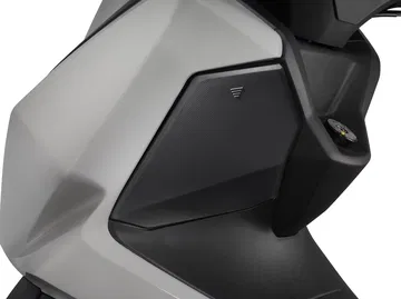 Primer plano del diseño y acabado del carenado de la Kymco Sky Town 125 ABS.