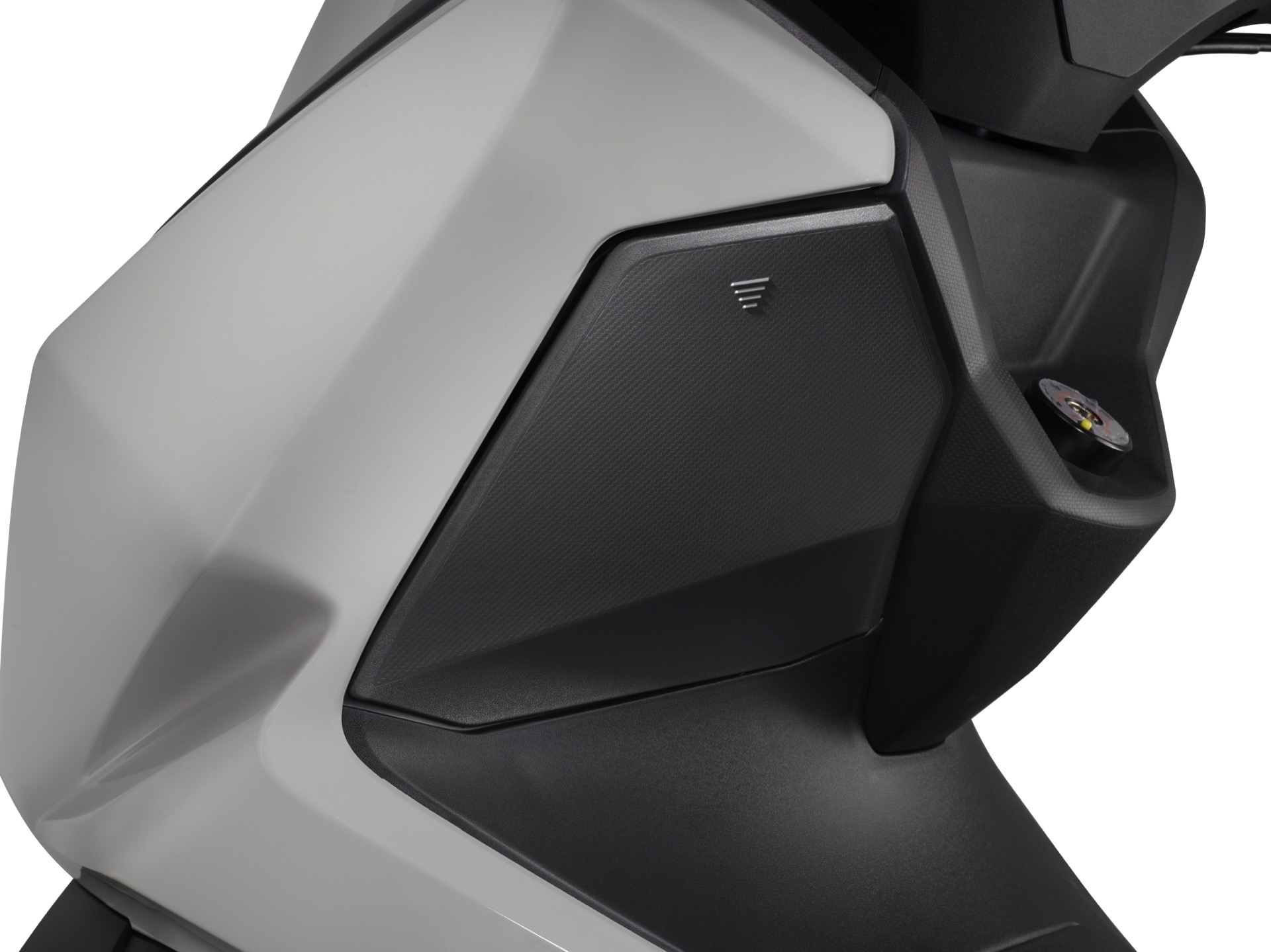 Primer plano del diseño y acabado del carenado de la Kymco Sky Town 125 ABS.