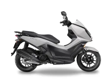La Kymco Sky Town 125 ABS luce un diseño moderno, ideal para la movilidad urbana.