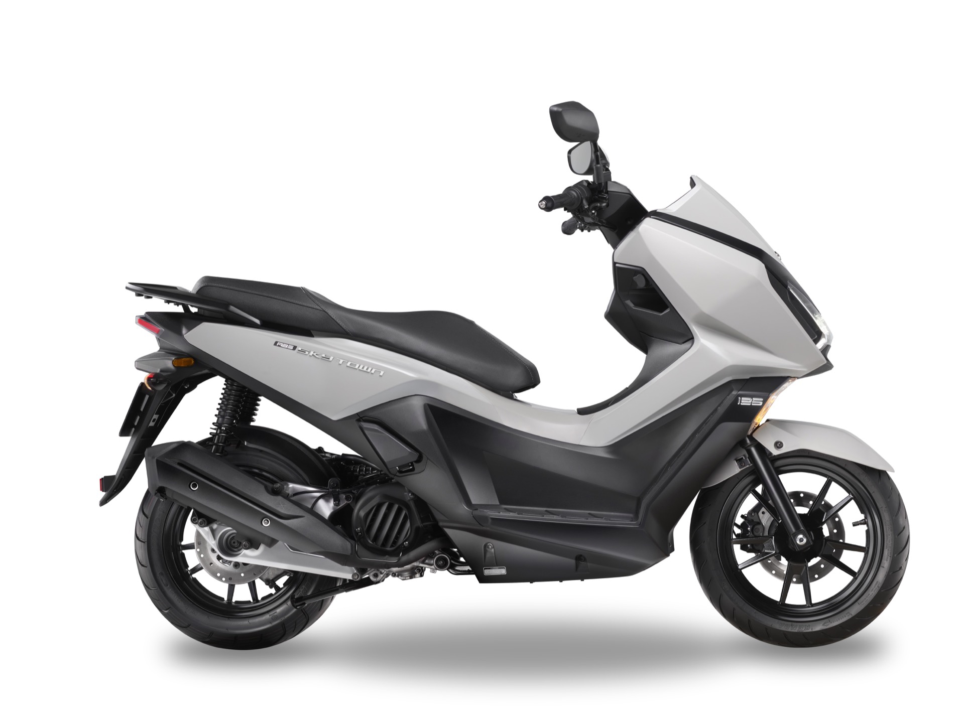 La Kymco Sky Town 125 ABS luce un diseño moderno, ideal para la movilidad urbana.