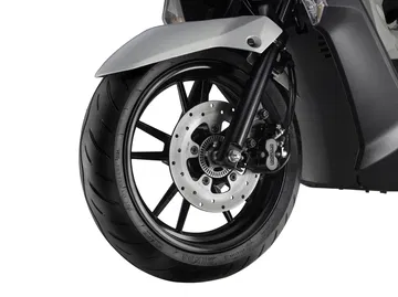 Vista detallada del sistema de frenos ABS en rueda delantera de la Kymco Sky Town 125.