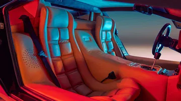 Vista lateral de los asientos de un Lamborghini Countach en rojo.