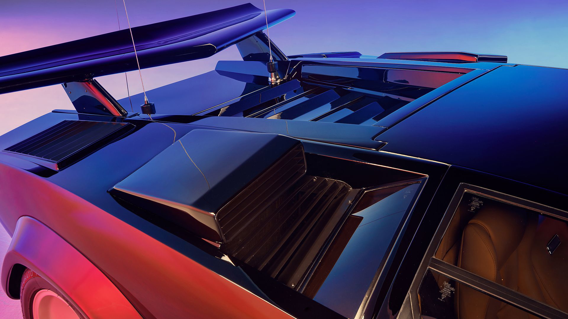 Lamborghini Countach con 12 tubos escape y dos alerones, estrella cine