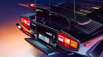 Vista trasera Lamborghini Countach con doce tubos escape y dos alerones.