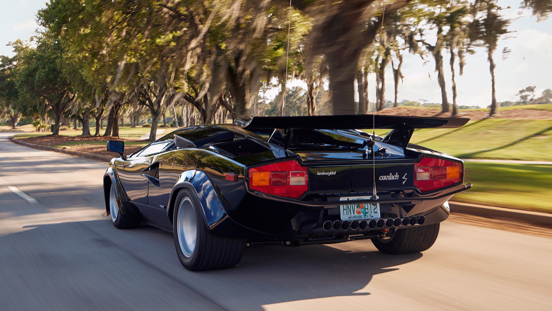 Lamborghini Countach con doble alerón y escape múltiple, ícono de velocidad.