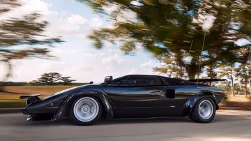 Un Lamborghini Countach modificado con 12 tubos de escape y doble alerón.