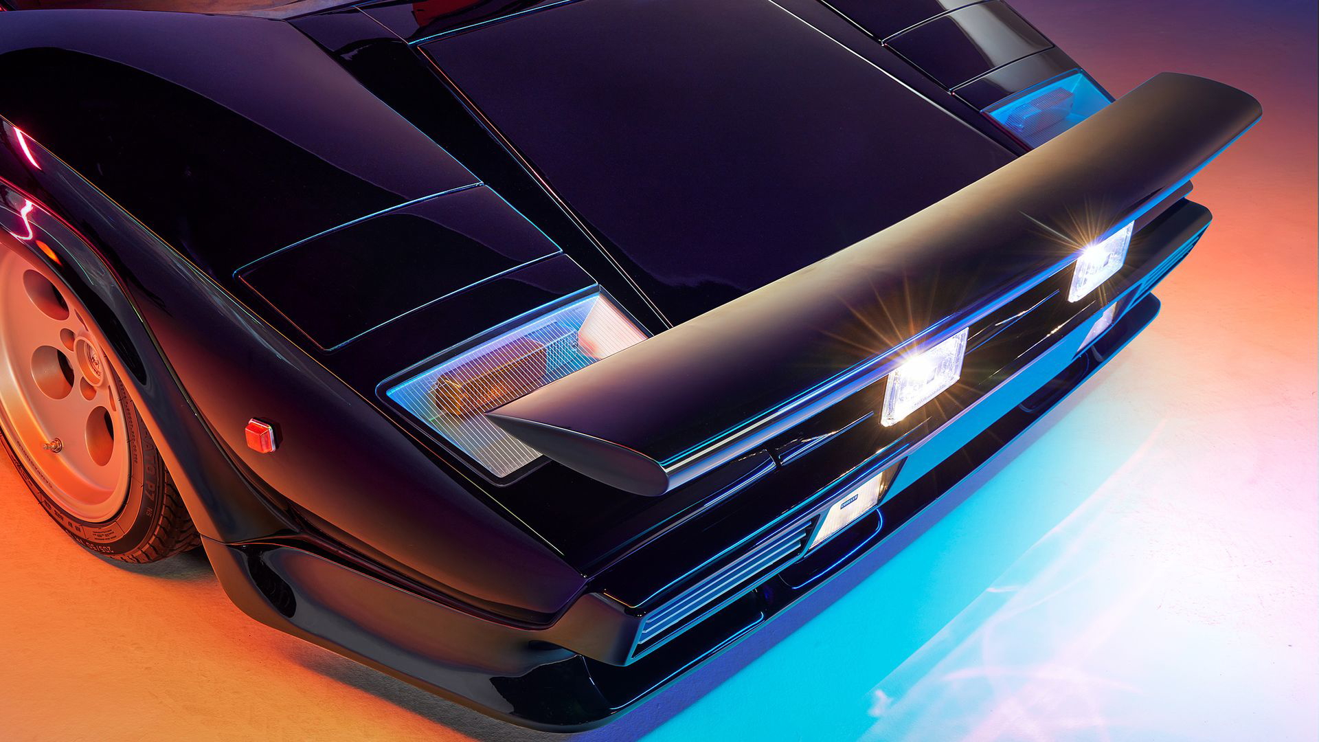 Vista angular del Lamborghini Countach, icónico en el mundo del cine.