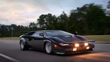 Lamborghini Countach con tubos de escape y alerones, icónico de los 80.
