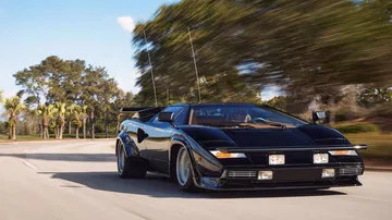 Countach modificado con doble alerón y 12 escapes.