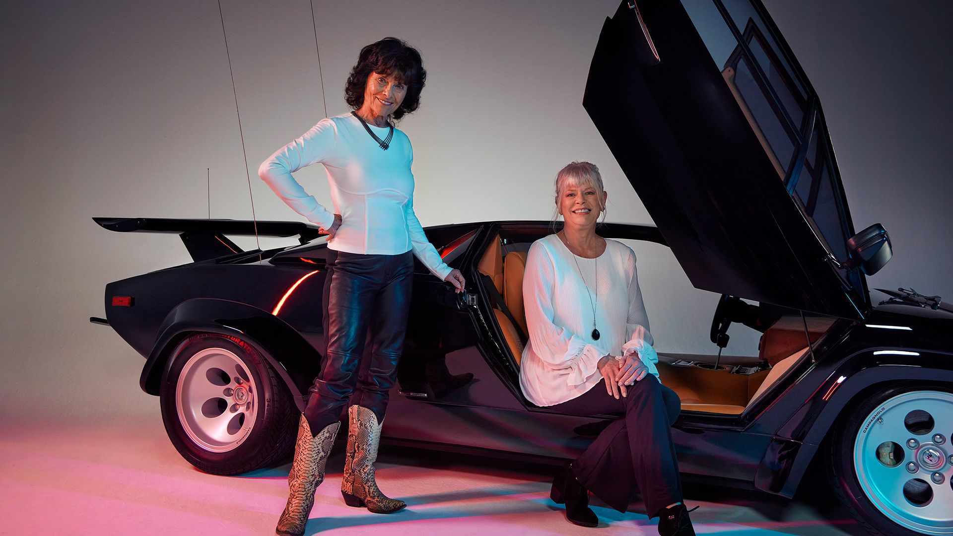 Lamborghini Countach modificado para el cine, exhibe alerones y escapes únicos.