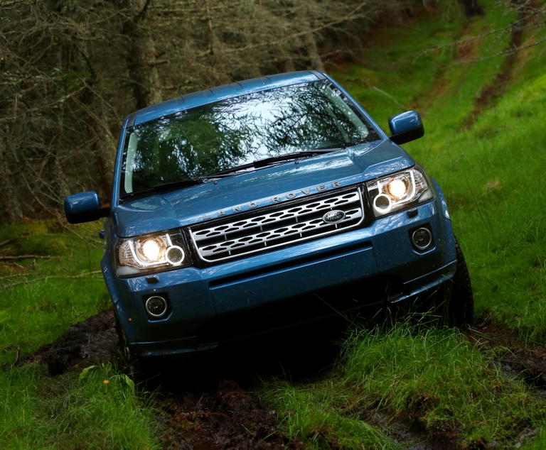 Land Rover Freelander en entorno natural, rememorando su legado 4x4.