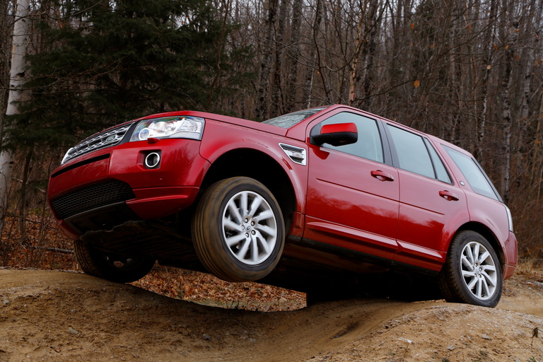 El Land Rover Freelander muestra su perfil robusto y aventurero.