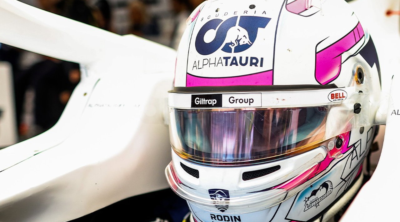 El piloto Liam Lawson al volante de su AlphaTauri, concentrado en la competición. El piloto Liam Lawson al volante de su AlphaTauri, concentrado en la competición.