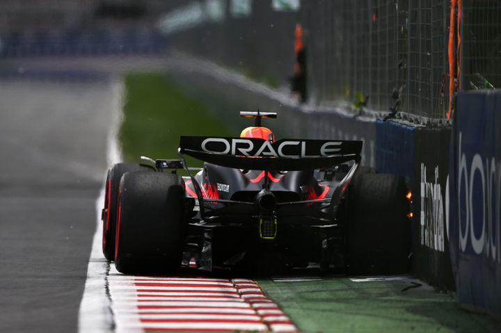 El RB18 de Red Bull Racing domina chicane bajo la lluvia en Canadá