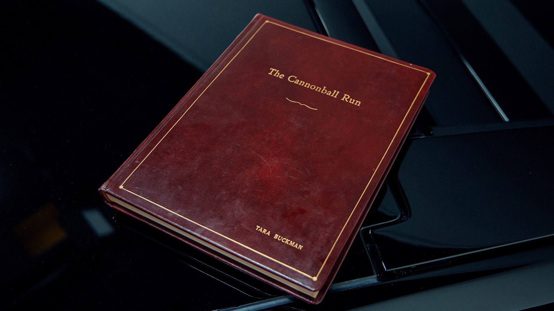 Ejemplar del manual de propietario para el Lamborghini Countach.