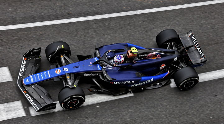 Williams FW46 en acción con Logan Sargeant en Mónaco 2024