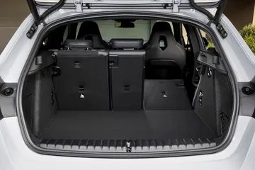 Espacio de carga del BMW M135, versátil y generoso.