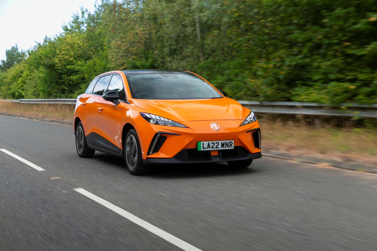 Vista lateral del MG4 EV en movimiento demostrando líneas modernas y compactas