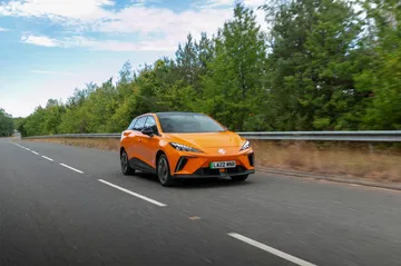Imagen lateral del MG4 EV mostrando su diseño dinámico y perfil aerodinámico