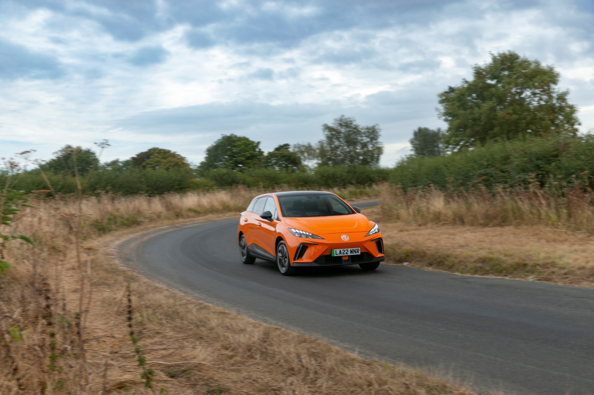 Vista dinámica lateral del MG4, eléctrico asequible con amplia autonomía