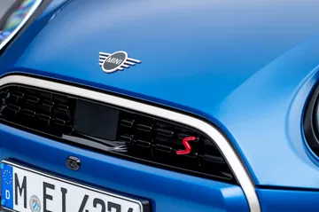 Vista detallada del frontal del Mini Cooper S, destacando su icónico diseño.