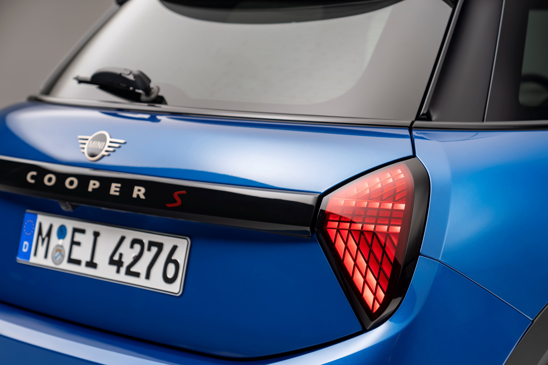 Vista parcial trasera del nuevo MINI Cooper S 5 puertas mostrando líneas y faros